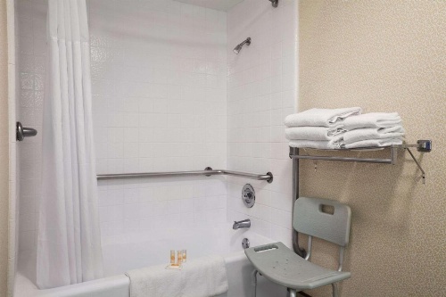 Days Inn by Wyndham Gilroy image 4