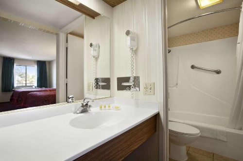Days Inn by Wyndham Gilroy image 5